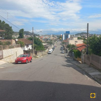 Apartamentos com 70m², 2 quartos, 1 garagem, no bairro Forquilhinha em São José