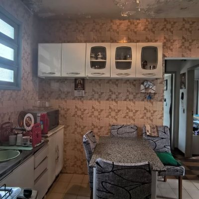 Casa Residencial com 98m², 2 quartos, 1 garagem, no bairro Capoeiras em Florianópolis