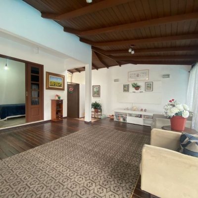 Casa Residencial com 250m², 4 quartos, 1 suíte, 4 garagens, no bairro Ingleses do Rio Vermelho em Florianópolis