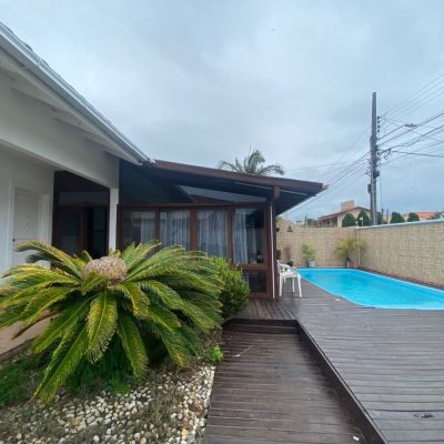 Casa Residencial com 250m², 4 quartos, 1 suíte, 4 garagens, no bairro Ingleses do Rio Vermelho em Florianópolis