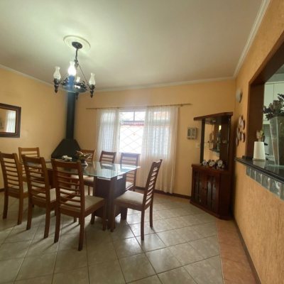 Casa Residencial com 250m², 4 quartos, 1 suíte, 4 garagens, no bairro Ingleses do Rio Vermelho em Florianópolis