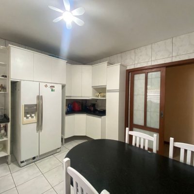 Casa Residencial com 250m², 4 quartos, 1 suíte, 4 garagens, no bairro Ingleses do Rio Vermelho em Florianópolis