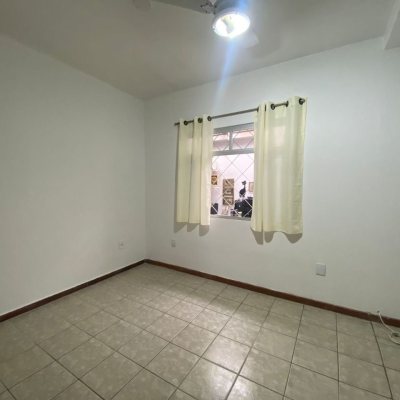 Casa Residencial com 250m², 4 quartos, 1 suíte, 4 garagens, no bairro Ingleses do Rio Vermelho em Florianópolis