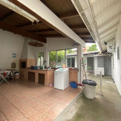 Casa Residencial com 250m², 4 quartos, 1 suíte, 4 garagens, no bairro Ingleses do Rio Vermelho em Florianópolis