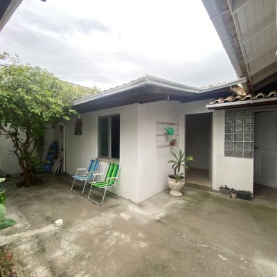 Casa Residencial com 250m², 4 quartos, 1 suíte, 4 garagens, no bairro Ingleses do Rio Vermelho em Florianópolis