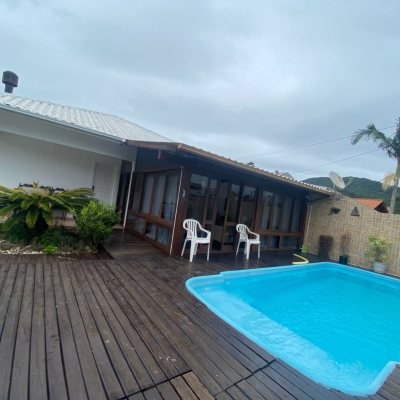 Casa Residencial com 250m², 4 quartos, 1 suíte, 4 garagens, no bairro Ingleses do Rio Vermelho em Florianópolis