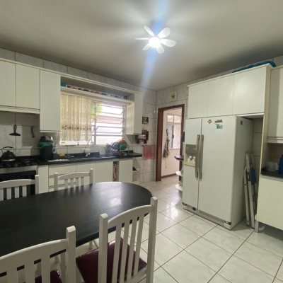 Casa Residencial com 250m², 4 quartos, 1 suíte, 4 garagens, no bairro Ingleses do Rio Vermelho em Florianópolis