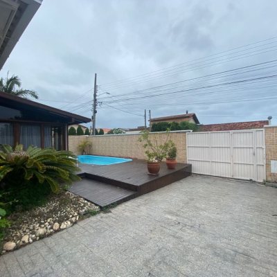 Casa Residencial com 250m², 4 quartos, 1 suíte, 4 garagens, no bairro Ingleses do Rio Vermelho em Florianópolis