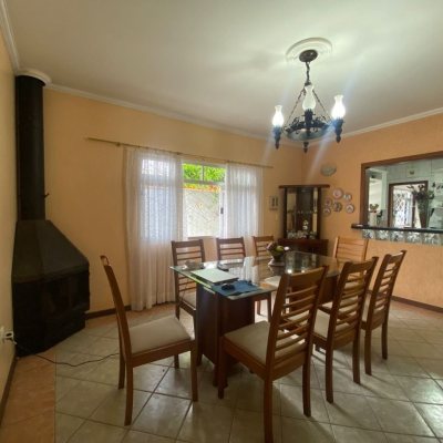 Casa Residencial com 250m², 4 quartos, 1 suíte, 4 garagens, no bairro Ingleses do Rio Vermelho em Florianópolis