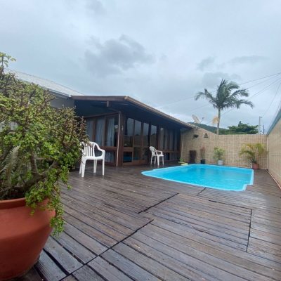 Casa Residencial com 250m², 4 quartos, 1 suíte, 4 garagens, no bairro Ingleses do Rio Vermelho em Florianópolis