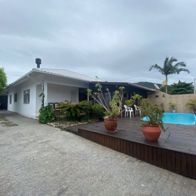 Casa Residencial com 250m², 4 quartos, 1 suíte, 4 garagens, no bairro Ingleses do Rio Vermelho em Florianópolis