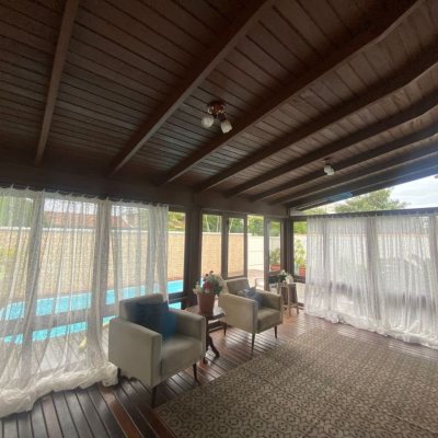 Casa Residencial com 250m², 4 quartos, 1 suíte, 4 garagens, no bairro Ingleses do Rio Vermelho em Florianópolis