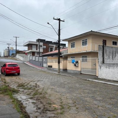 Casa Residencial com 124m², 4 quartos, 3 garagens, no bairro Areias em São José