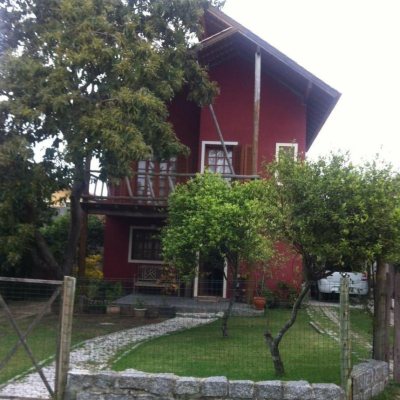 Sobrado Residencial com 144m², 3 quartos, 2 garagens, no bairro São João Do Rio Vermelho em Florianópolis