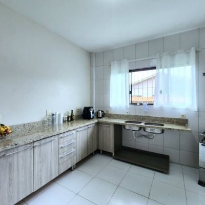 Casa Residencial com 112m², 2 quartos (sendo 1 suíte), 5 garagens, no bairro São Sebastião em Palhoça