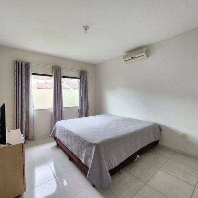 Casa Residencial com 112m², 2 quartos (sendo 1 suíte), 5 garagens, no bairro São Sebastião em Palhoça