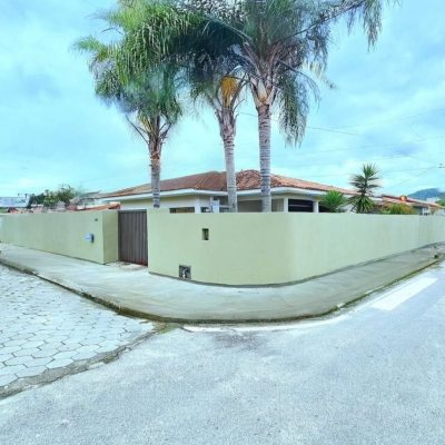 Casa Residencial com 112m², 2 quartos (sendo 1 suíte), 5 garagens, no bairro São Sebastião em Palhoça