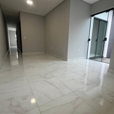 Casa Residencial com 68m², 2 quartos (sendo 1 suíte), 1 garagem, no bairro Morro da Pedras em Florianópolis