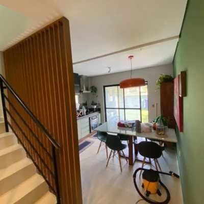 Casa Residencial com 97m², 2 quartos, 1 suíte, 1 garagem, no bairro São João Do Rio Vermelho em Florianopolis