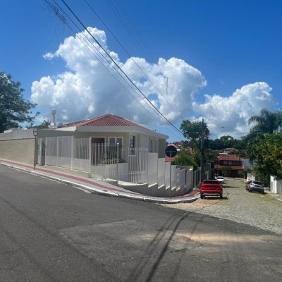 Casa Residencial com 300m², 3 quartos (sendo 1 suíte), 5 garagens, no bairro Bom Abrigo em Florianópolis