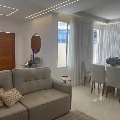 Casa Residencial com 300m², 3 quartos (sendo 1 suíte), 5 garagens, no bairro Bom Abrigo em Florianópolis
