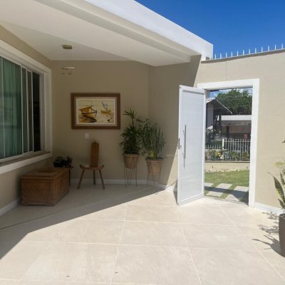 Casa Residencial com 300m², 3 quartos (sendo 1 suíte), 5 garagens, no bairro Bom Abrigo em Florianópolis