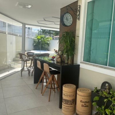 Casa Residencial com 300m², 3 quartos (sendo 1 suíte), 5 garagens, no bairro Bom Abrigo em Florianópolis