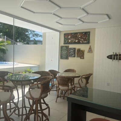 Casa Residencial com 300m², 3 quartos (sendo 1 suíte), 5 garagens, no bairro Bom Abrigo em Florianópolis