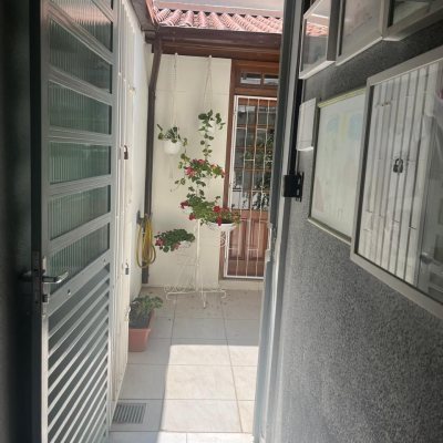 Casa Residencial com 300m², 3 quartos (sendo 1 suíte), 5 garagens, no bairro Bom Abrigo em Florianópolis
