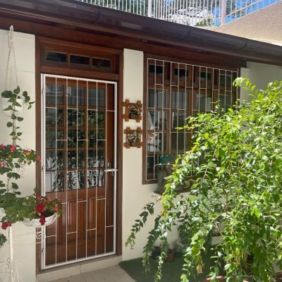 Casa Residencial com 300m², 3 quartos (sendo 1 suíte), 5 garagens, no bairro Bom Abrigo em Florianópolis