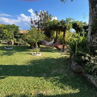 Casa Residencial com 228m², 3 quartos, 1 suíte, 2 garagens, no bairro Sambaqui em Florianópolis