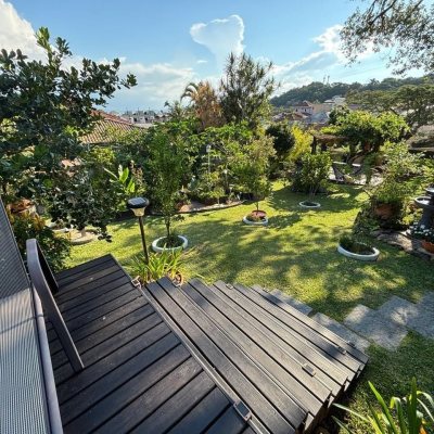 Casa Residencial com 228m², 3 quartos, 1 suíte, 2 garagens, no bairro Sambaqui em Florianópolis