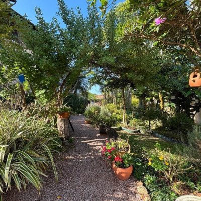 Casa Residencial com 228m², 3 quartos, 1 suíte, 2 garagens, no bairro Sambaqui em Florianópolis