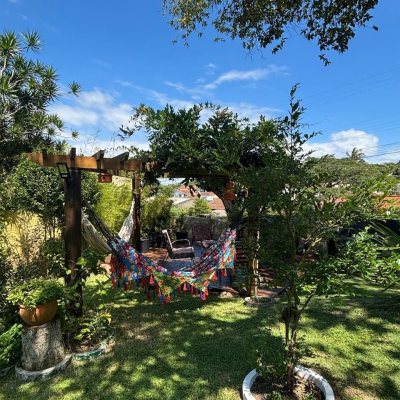 Casa Residencial com 228m², 3 quartos, 1 suíte, 2 garagens, no bairro Sambaqui em Florianópolis