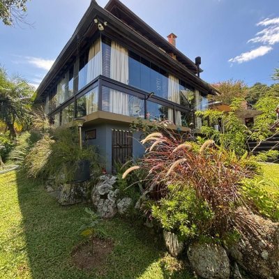 Casa Residencial com 228m², 3 quartos, 1 suíte, 2 garagens, no bairro Sambaqui em Florianópolis