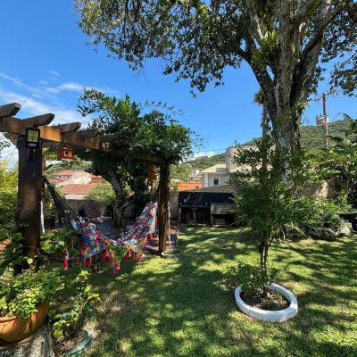 Casa Residencial com 228m², 3 quartos, 1 suíte, 2 garagens, no bairro Sambaqui em Florianópolis