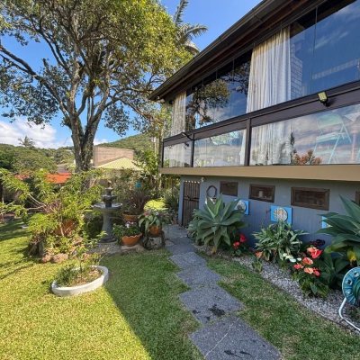 Casa Residencial com 228m², 3 quartos, 1 suíte, 2 garagens, no bairro Sambaqui em Florianópolis