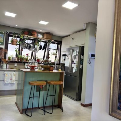 Casa Residencial com 228m², 3 quartos, 1 suíte, 2 garagens, no bairro Sambaqui em Florianópolis