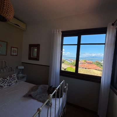 Casa Residencial com 228m², 3 quartos, 1 suíte, 2 garagens, no bairro Sambaqui em Florianópolis