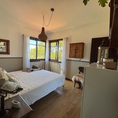 Casa Residencial com 228m², 3 quartos, 1 suíte, 2 garagens, no bairro Sambaqui em Florianópolis