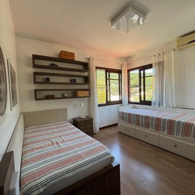 Casa Residencial com 228m², 3 quartos, 1 suíte, 2 garagens, no bairro Sambaqui em Florianópolis