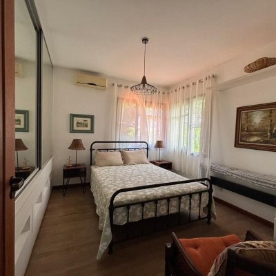 Casa Residencial com 228m², 3 quartos, 1 suíte, 2 garagens, no bairro Sambaqui em Florianópolis