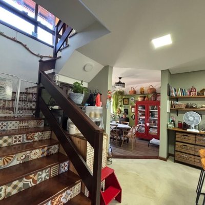 Casa Residencial com 228m², 3 quartos, 1 suíte, 2 garagens, no bairro Sambaqui em Florianópolis