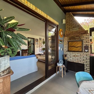 Casa Residencial com 228m², 3 quartos, 1 suíte, 2 garagens, no bairro Sambaqui em Florianópolis