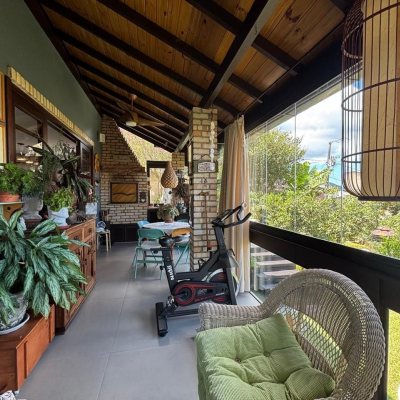 Casa Residencial com 228m², 3 quartos, 1 suíte, 2 garagens, no bairro Sambaqui em Florianópolis