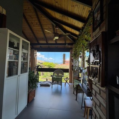 Casa Residencial com 228m², 3 quartos, 1 suíte, 2 garagens, no bairro Sambaqui em Florianópolis