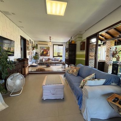 Casa Residencial com 228m², 3 quartos, 1 suíte, 2 garagens, no bairro Sambaqui em Florianópolis