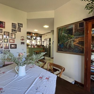 Casa Residencial com 228m², 3 quartos, 1 suíte, 2 garagens, no bairro Sambaqui em Florianópolis