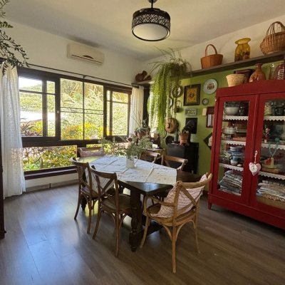 Casa Residencial com 228m², 3 quartos, 1 suíte, 2 garagens, no bairro Sambaqui em Florianópolis