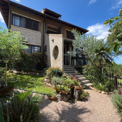 Casa Residencial com 228m², 3 quartos, 1 suíte, 2 garagens, no bairro Sambaqui em Florianópolis